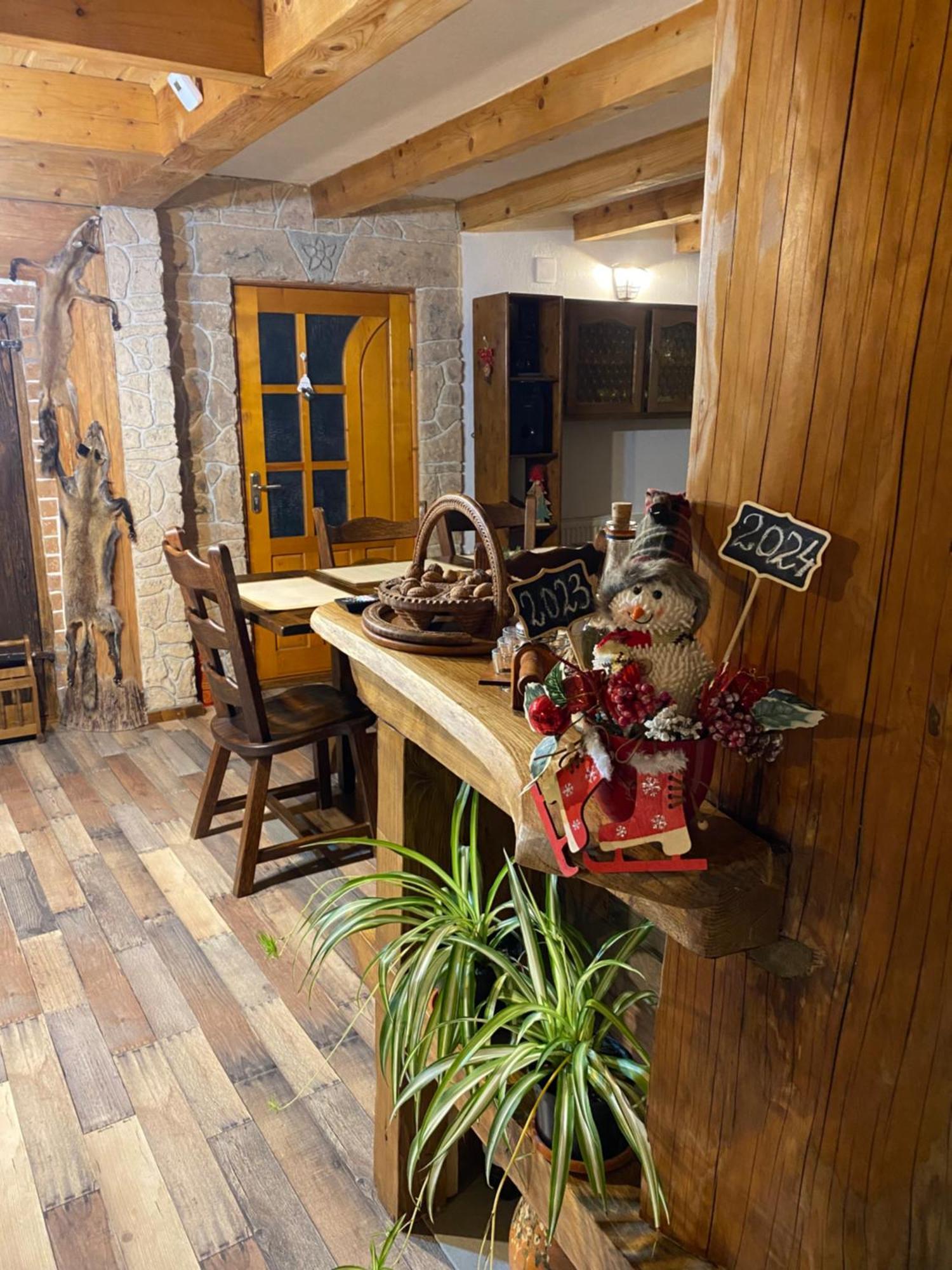 Vălenii de Munte Casa Cu Sindrilaヴィラ エクステリア 写真