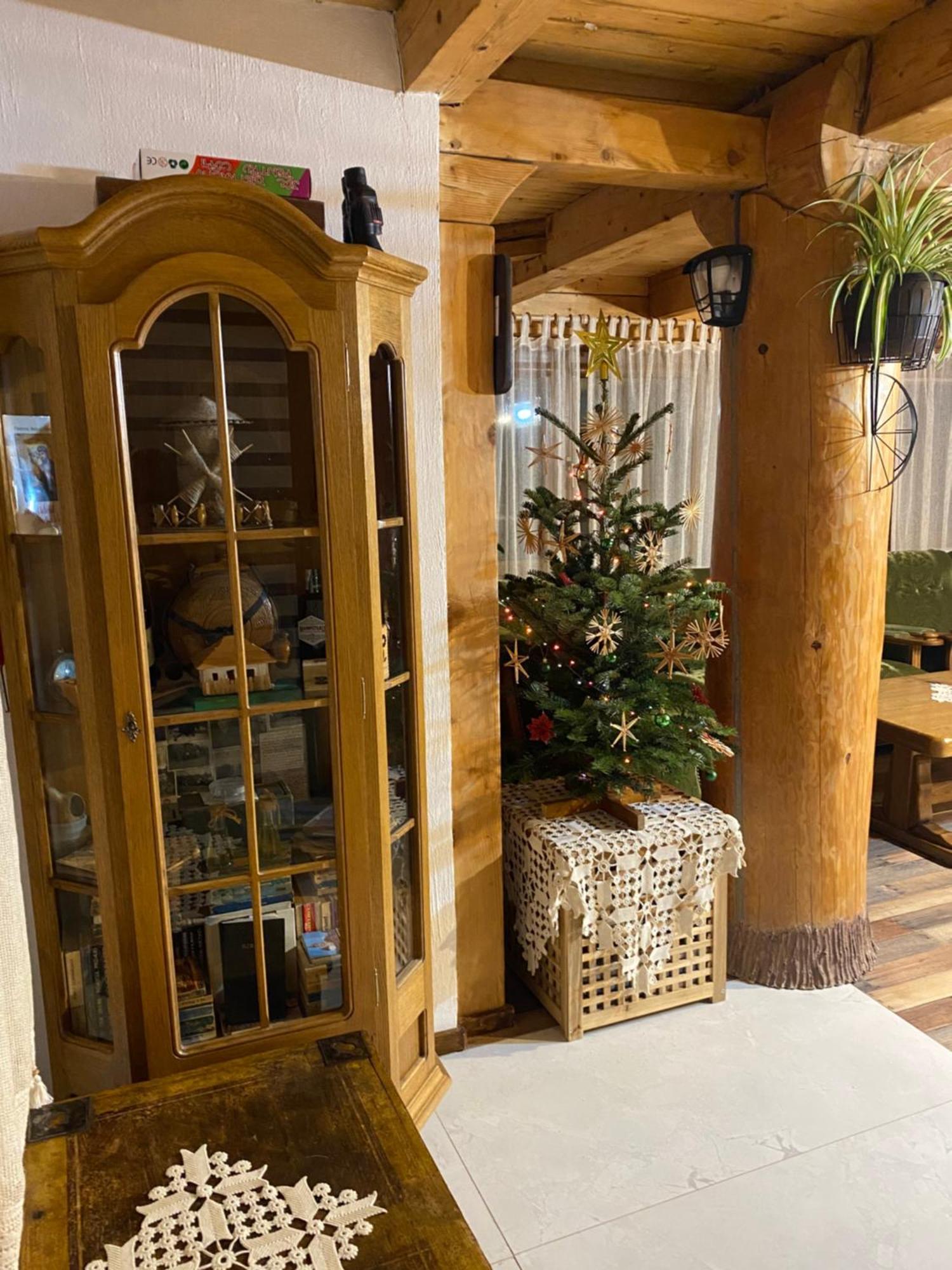 Vălenii de Munte Casa Cu Sindrilaヴィラ エクステリア 写真