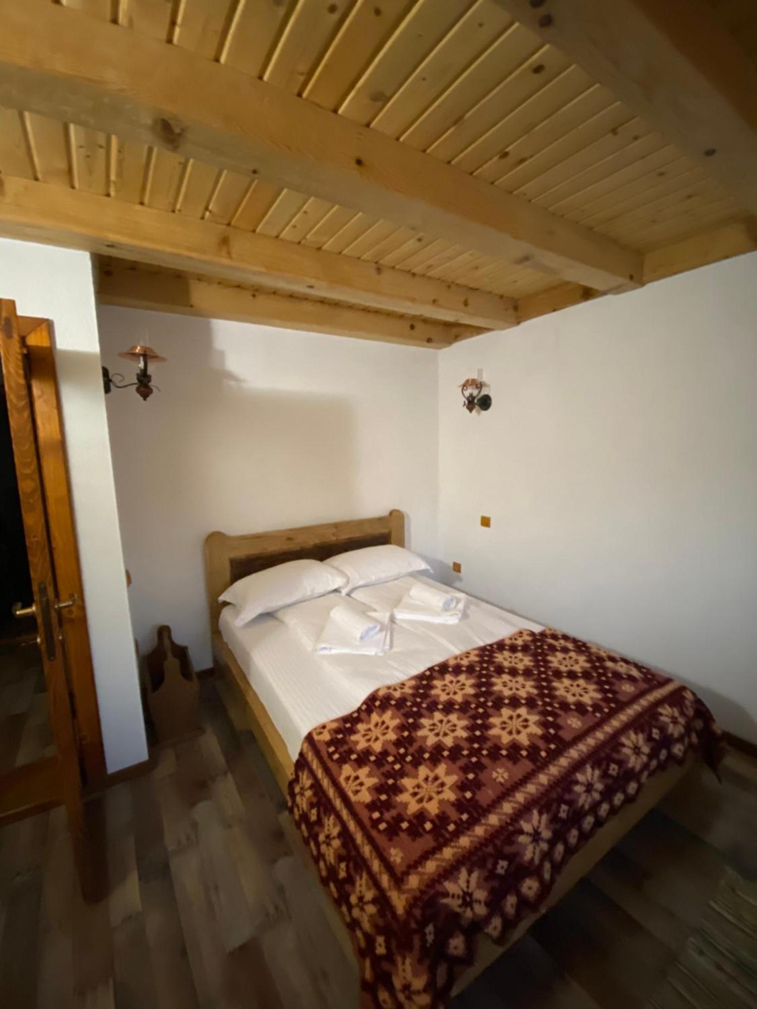 Vălenii de Munte Casa Cu Sindrilaヴィラ エクステリア 写真